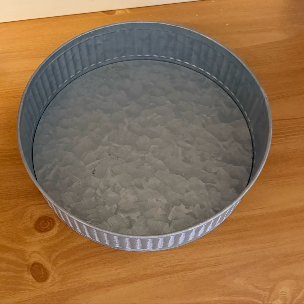 Round tin tray